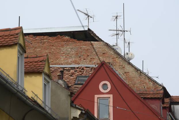 Zagreb: Oštećeni krovovi nakon potresa velika su opasnost za prolaznike