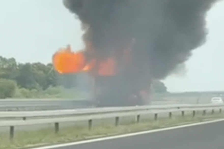 Zapalio se kamion na autocesti