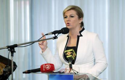 Kolinda prozvala Josipovića: Samo dijeli odličja i to je sve