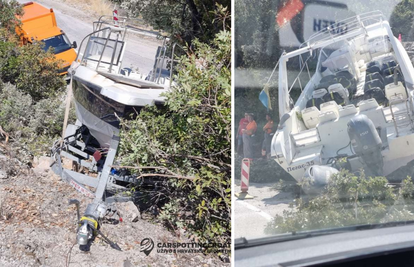 FOTO Prikolica s gliserom izletjela s ceste na Pelješcu