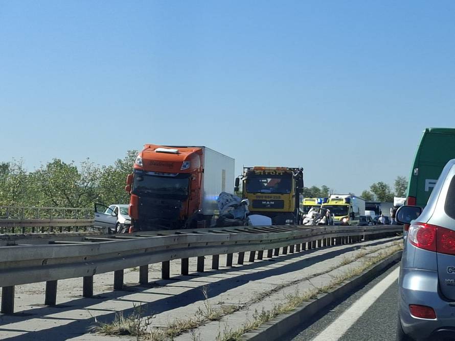 Fotografije s mjesta užasa: Auti su zdrobljeni između kamiona!