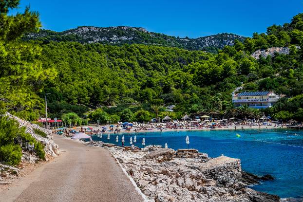 Otočić Pokonji Dol obiđe se u samo 600 koraka, a na njemu ponosno stoji svjetionik iz 1872.