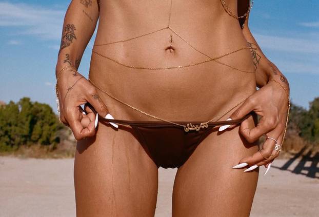 FOTO Ovo je nakit koji dizajnira Mia Khalifa: Kolekcije nazvala 'Šejtan' i 'Djevica Marija'