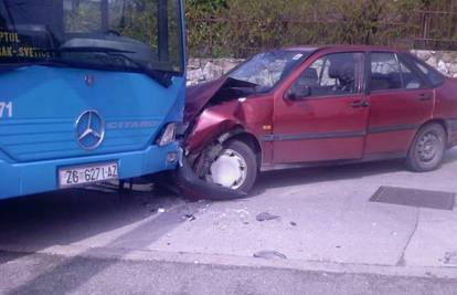 Prebrzo ušao u zavoj pa se sudario sa autobusom