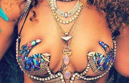 Kraljica karnevala: Rihanna u sićušnom bikiniju vrti guzom