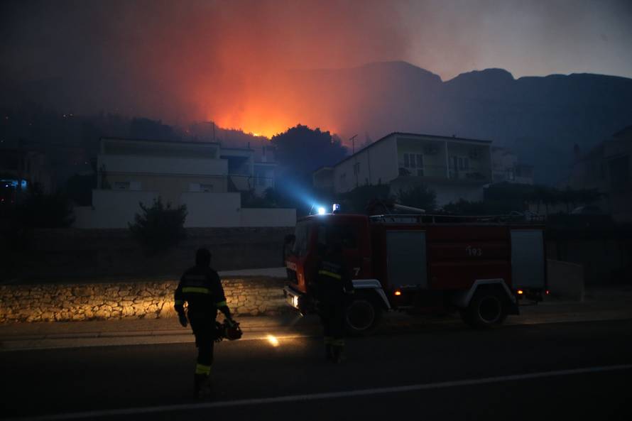 Kanader pomaže u gašenju, u Makarsku stiže i 150 vojnika