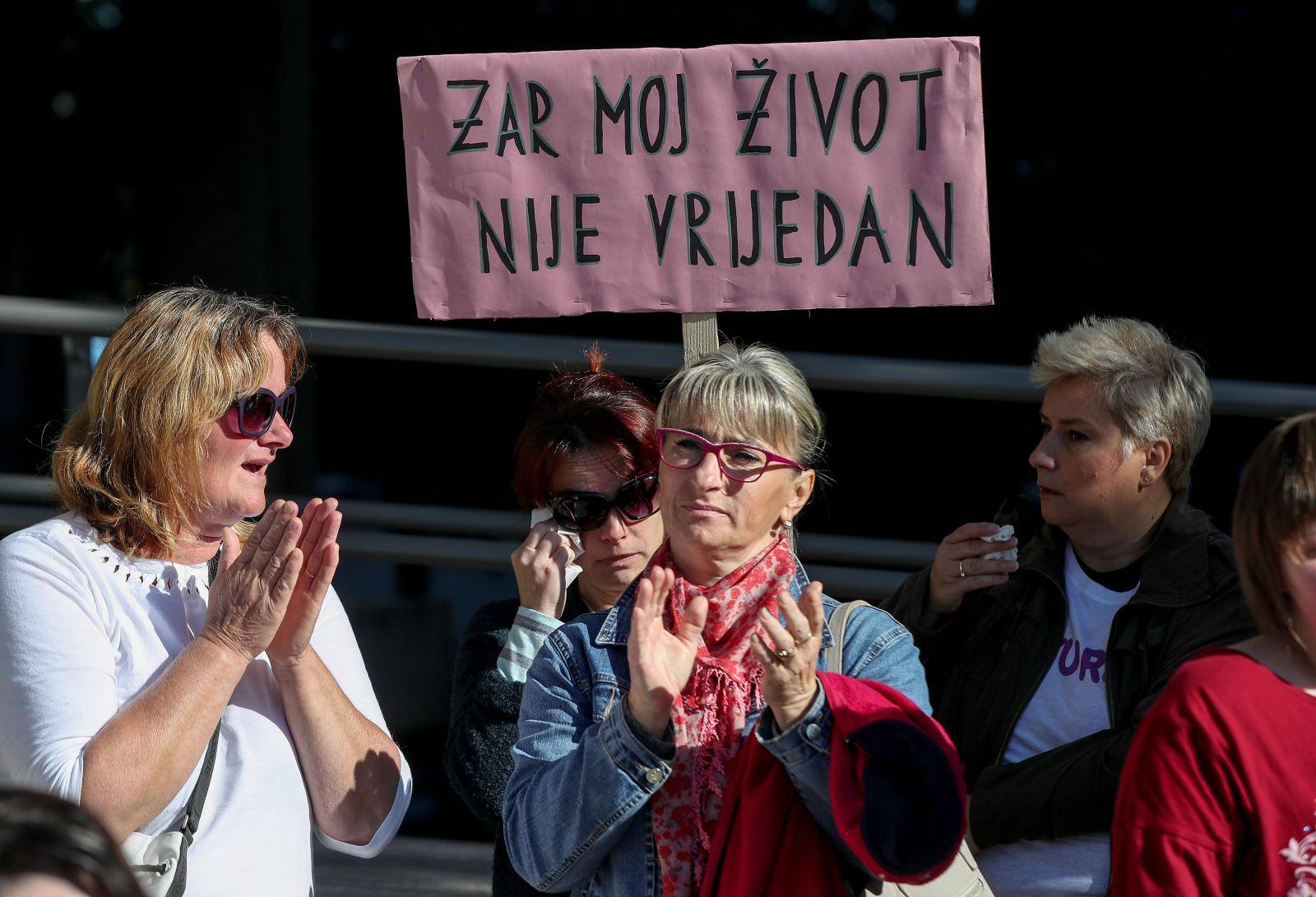 Zagreb: Älanovi udruge Sjena u suradnji organizirali prosvjed zbog Zakona o sovijalnoj skrbi