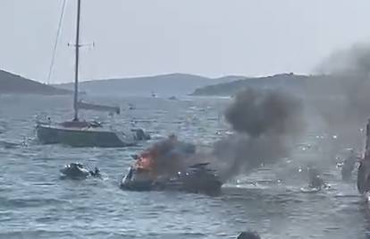 VIDEO U Vodicama planuo jet ski, kupači sami ugasili vatru: 'Bojali se da ne eksplodira'
