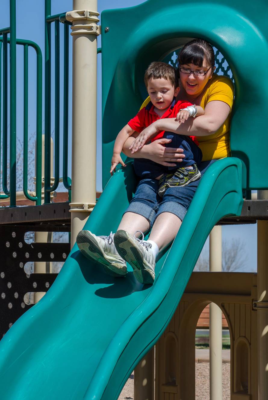 Spuštate se s djetetom u krilu niz tobogan? Riskirate ozljede, evo kako to pravilno učiniti