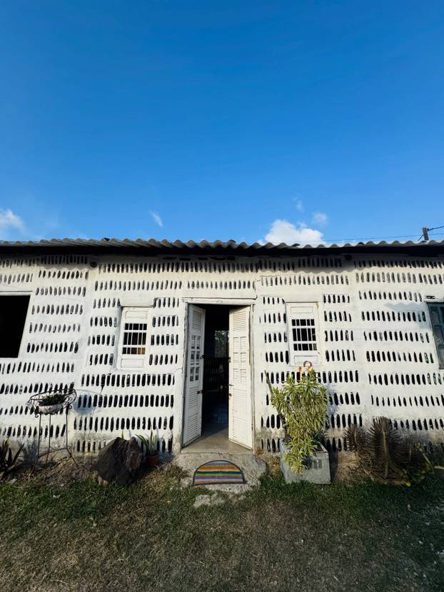 Oduševile svijet! Mama i kći od 8.000 odbačenih staklenih boca izgradile su inovativan dom