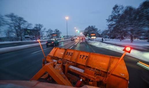 VIDEO Zimska slu&zcaron;ba: 'Otkad je prestao padati snijeg, lak&scaron;e je odr&zcaron;avati ceste. Pripravni smo'
