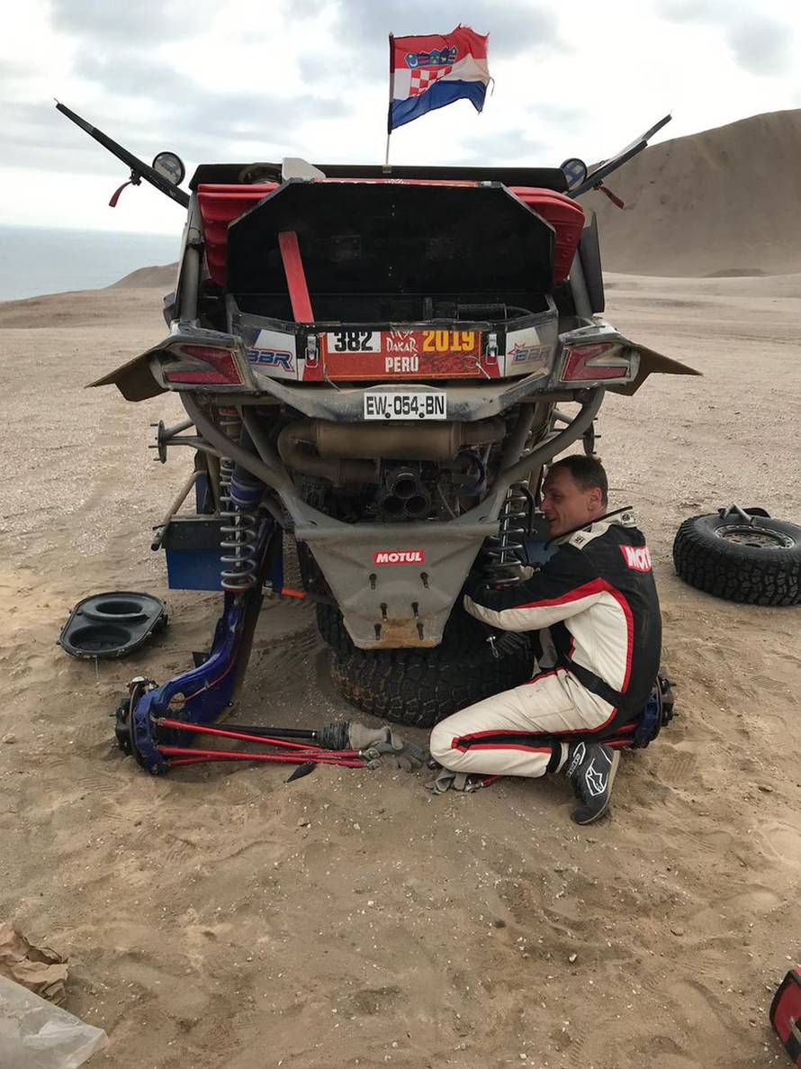 Nova drama Hrvata u pustinji: 'Zakuhao' im auto na 4. etapi