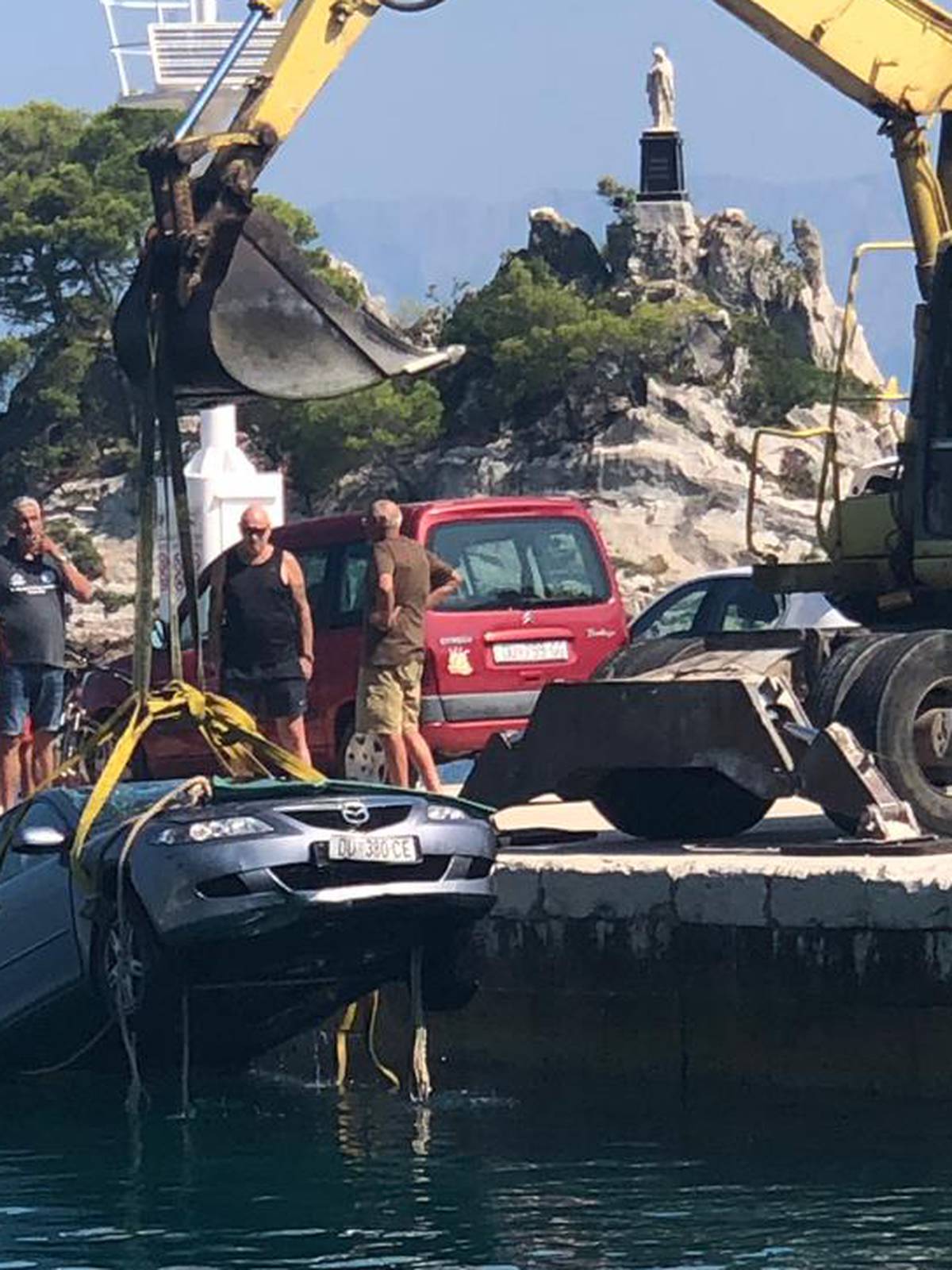 Načelniku Trpnja auto upao u more: Izvlačili su ga bagerom