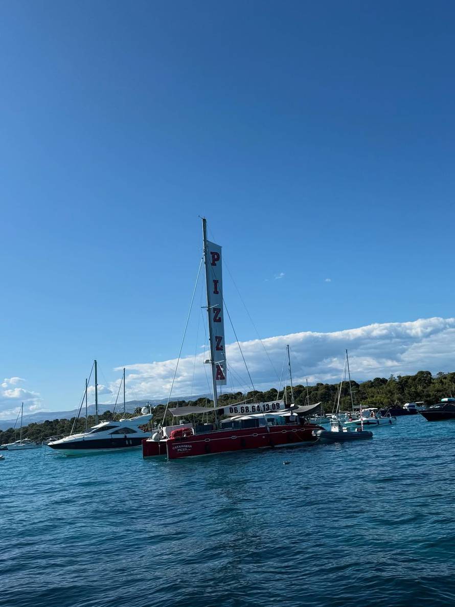 Cruz Beckham u gaćicama od 500 eura: ‘Posudio si tatine? Mobitel mi se pregrijao…’