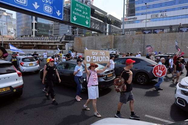 People block the Ayalon highway at its access road to Tel Aviv