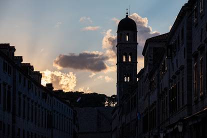 Sunčan dan u Dubrovniku mnogi turisti iskoristili su za odmor ili obilazak brojnih znamenitosti