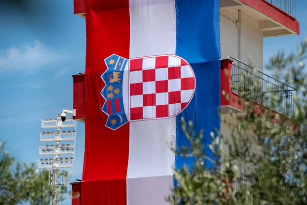 Pripadnici Javne vatrogasne postrojbe Zadar postavili su Hrvatsku zastavu na vatrogasni toranj u znak podrške Vatrenima