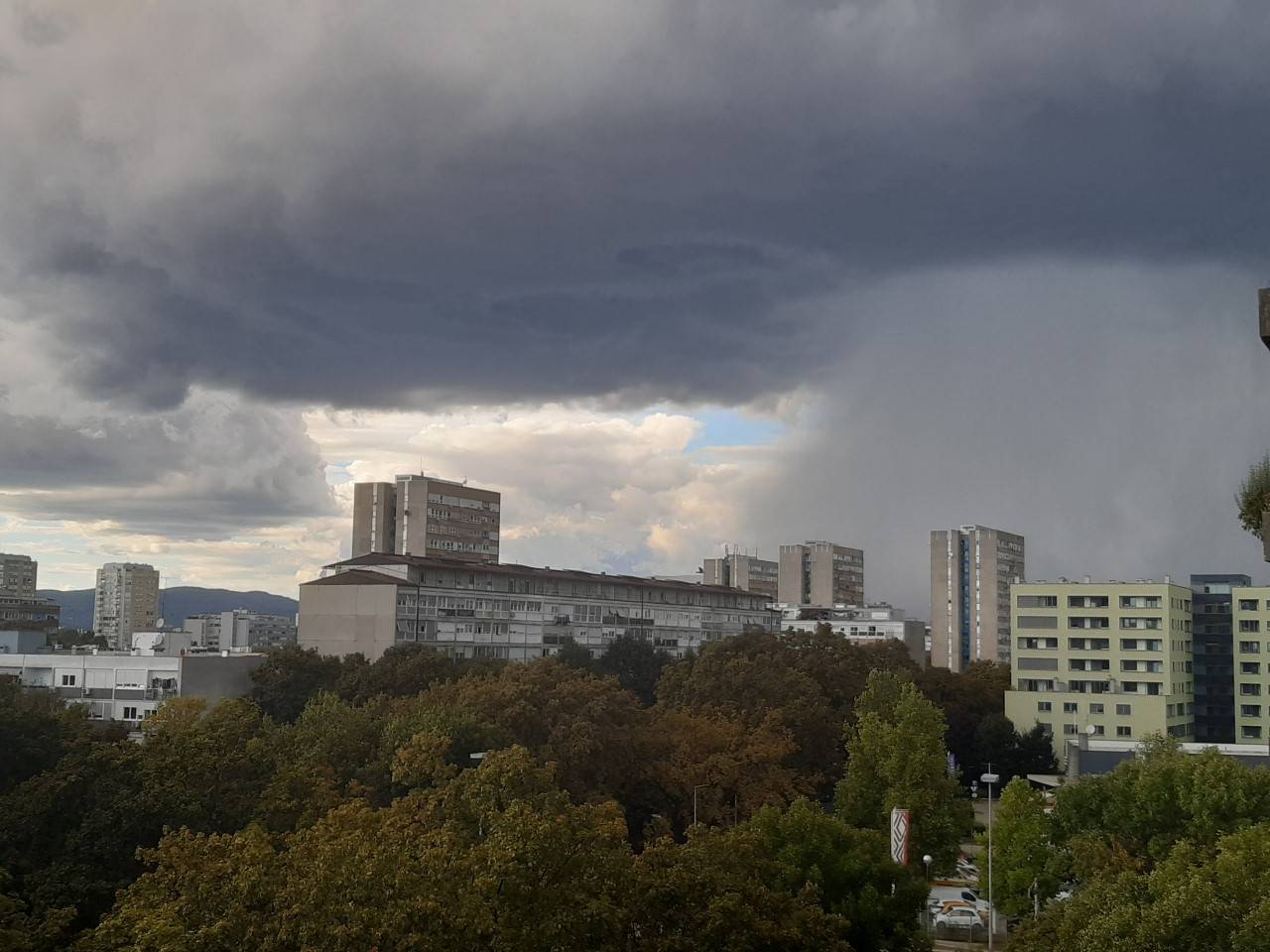 FOTO Čarolija iznad Zagreba: Duga, oluja i munja u isti čas