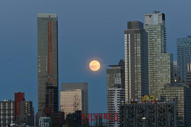 Super moon, Queens, New York, USA - 26 Apr 2021