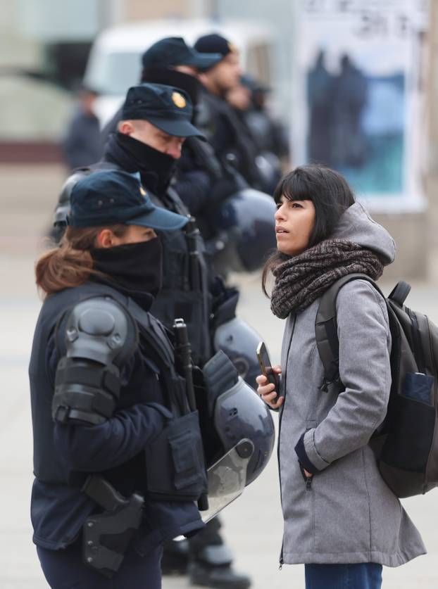 Zagreb: Interventna policija osigurava molitelje na glavnom Trgu