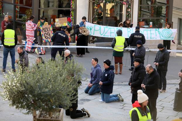 Rijeka: Molitelji i prosvjednici pred katedralom Svetog Vida
