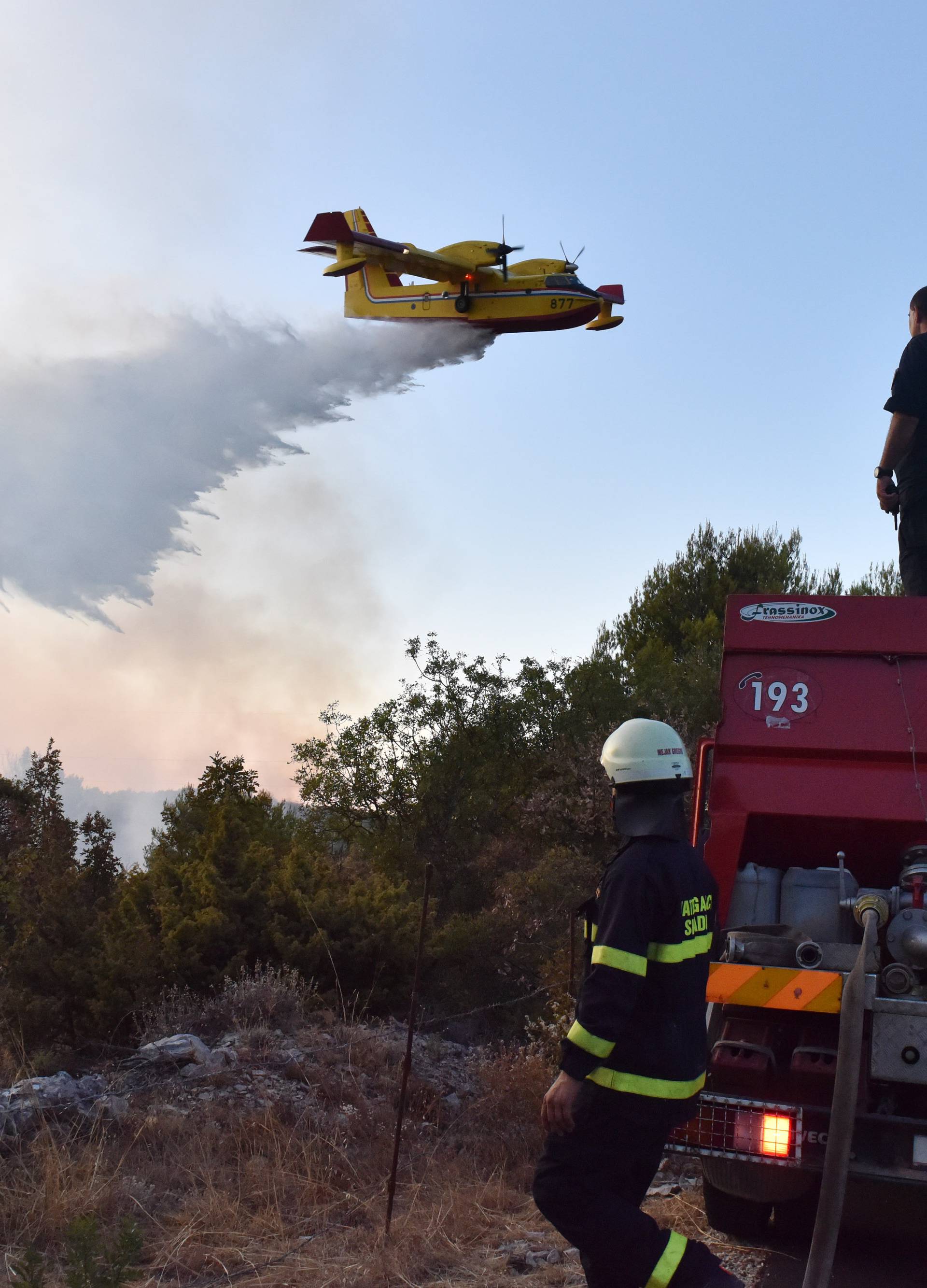 Planulo na području Bilica kod Šibenika: Požar gasi i kanader