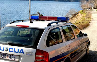 Cres u blokadi: Policijska vozila u plamenu, jedan od zapaljenih auta je od načelnika policije