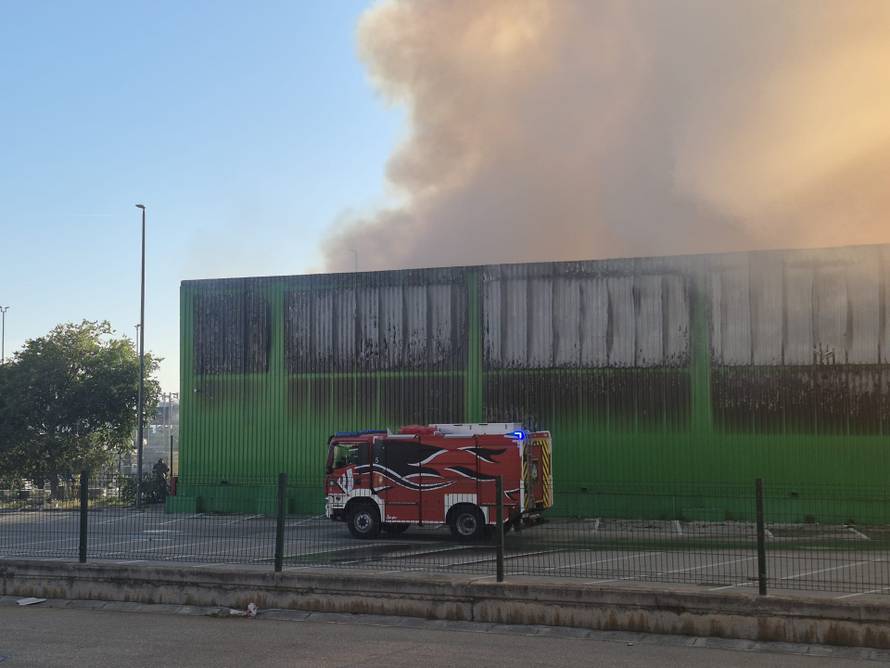 FOTO Požar u Kaštel Sućurcu još nisu proglasili ugašenim, rade na sanaciji. Šteta će biti velika?
