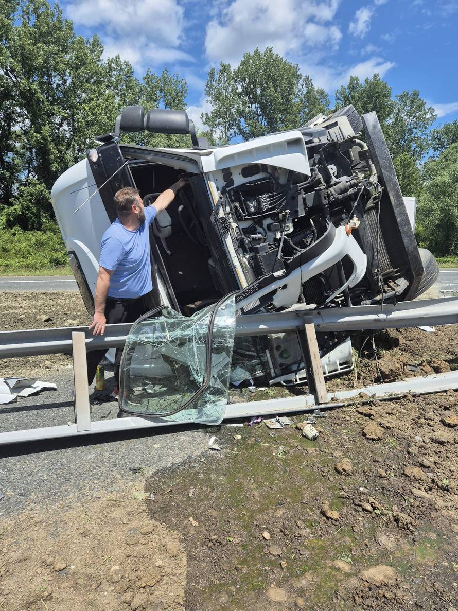 VIDEO Drama na A3! Kamionom probio ogradu: 'Vidio sam kako mu puca guma. Bilo je strašno!'