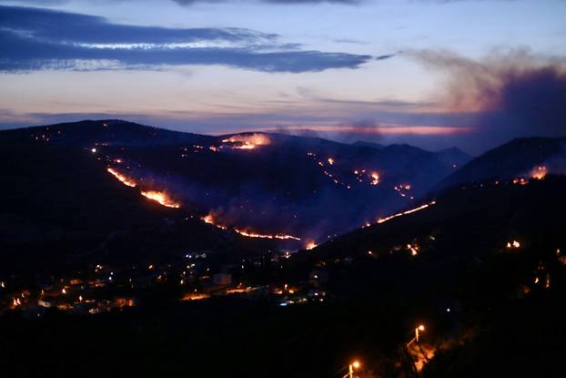 Jak vjetar stvara poteškoće vatrogascima na požarištima kod Žrnovnice, Srinjina i Sitnog Donjeg