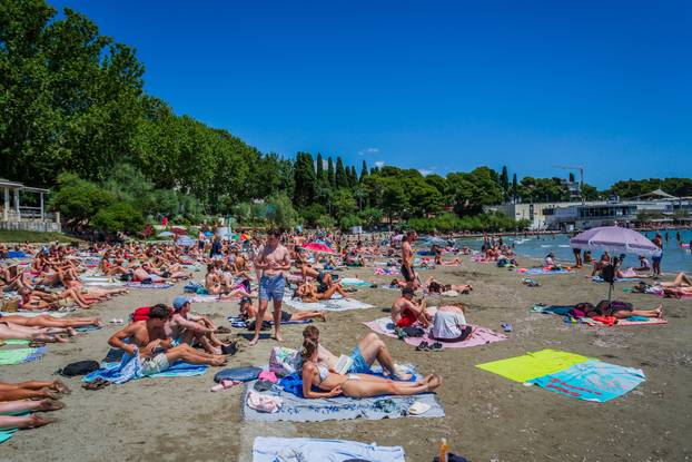 Split: Kupači na plaži Bačvice