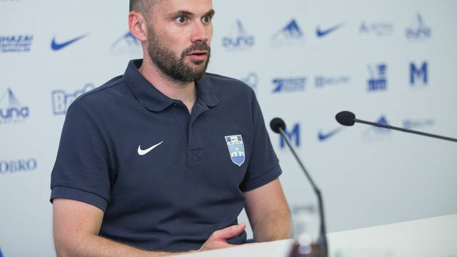 Osijek: Trener NK Osijeka Dino Skender odrÅ¾ao konferenciju za medije nakon utakmice