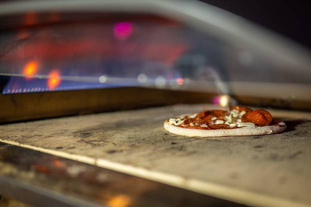 Posjetitelji uživaju u pizzama mini pizzerije Pizza Actually u sklopu adventa u Muzeju grada Zagreba