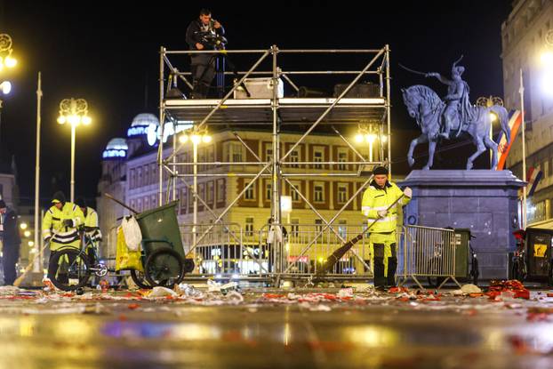 Zagreb: Ubrzo nakon završetka dočeka počelo je čišćenje trga 