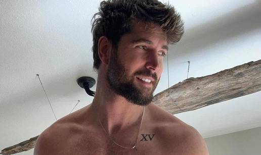 'Najzgodniji mu&scaron;ki model' Nick Bateman je odu&scaron;evljen na&scaron;om obalom: 'Dobro jutro, Hrvatska'
