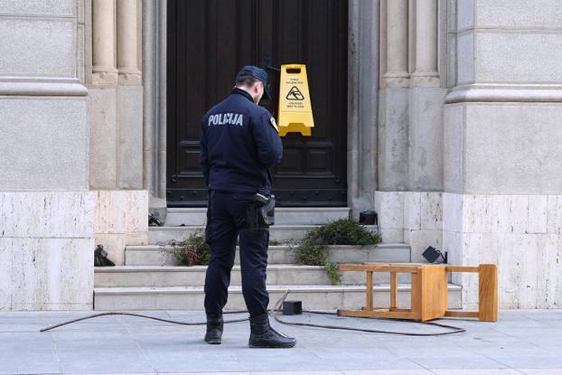 Zagreb:  Vandalizirana ulazna vrata i dvorište pravoslavne crkve na Cvjetnom trgu