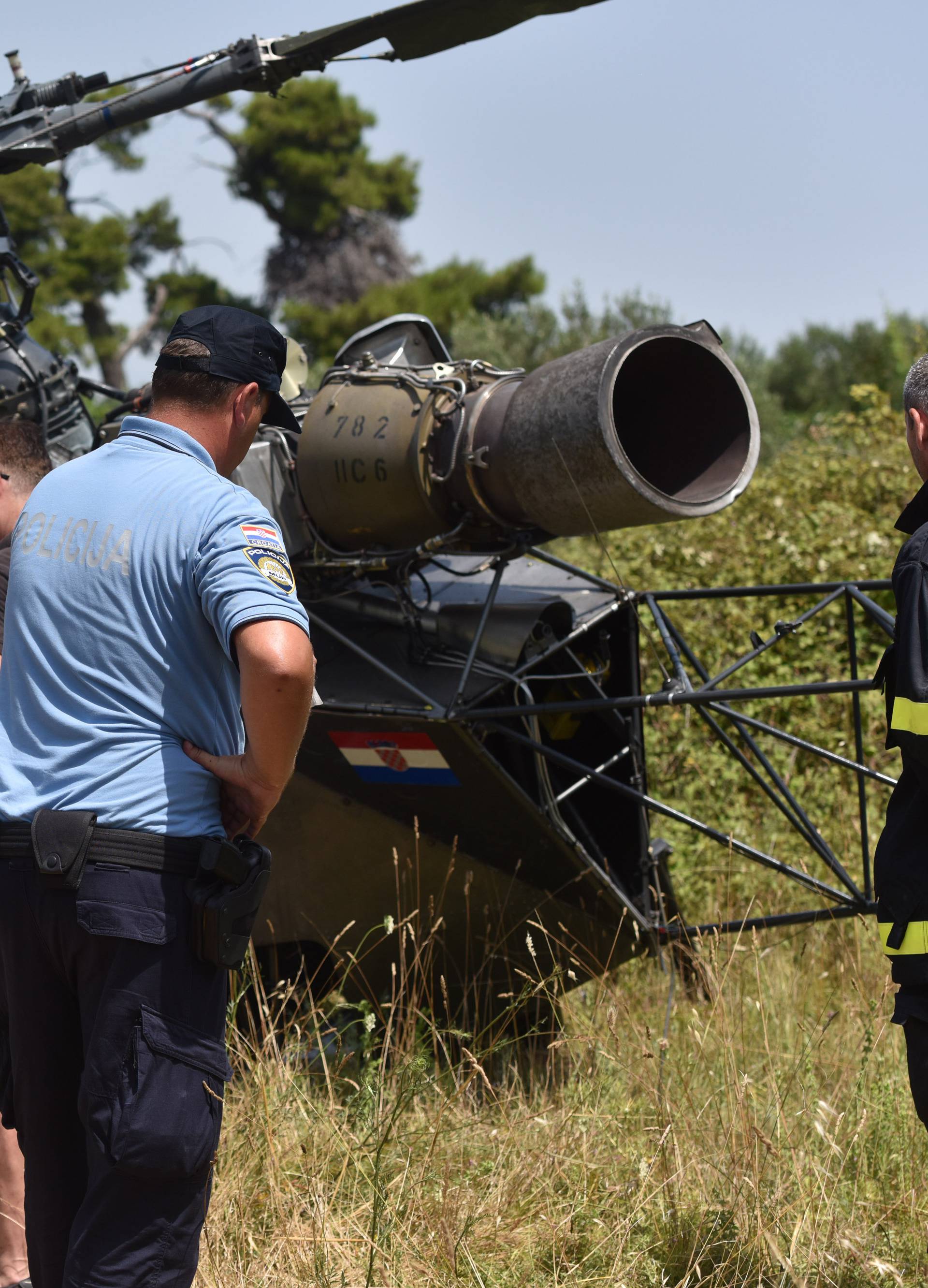 Dijelovi padali s helikoptera, prisebni pilot spasio putnike