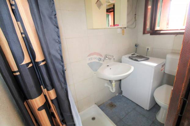 FOTO Bračni krevet je u kuhinji! Pogledajte ovu garsonijeru koju u Rovinju prodaju za 150.000 €