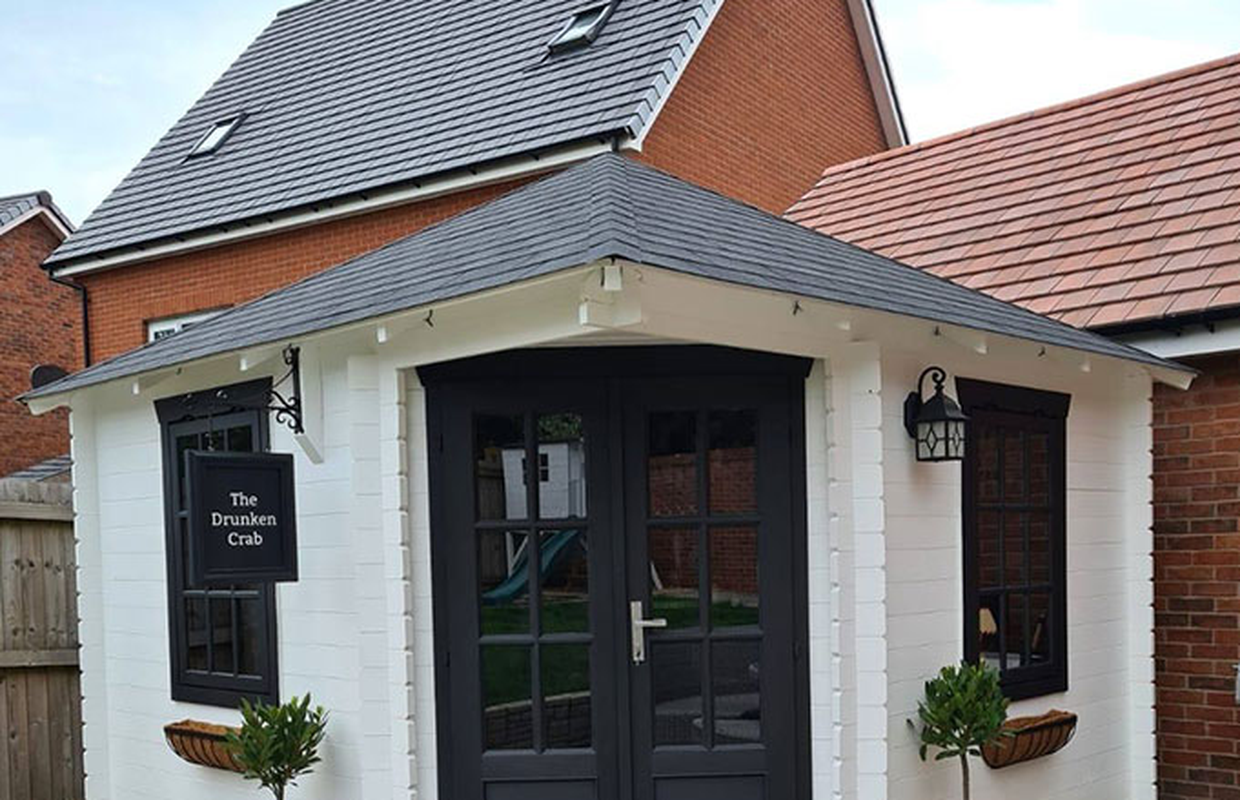 Muž i žena napravili mini-pub u vrtu pun prekrasnih detalja