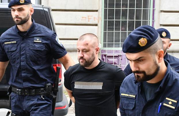 FOTO Pogledajte privođenje osumnjičenog za stravično ubojstvo u Slavonskom Brodu