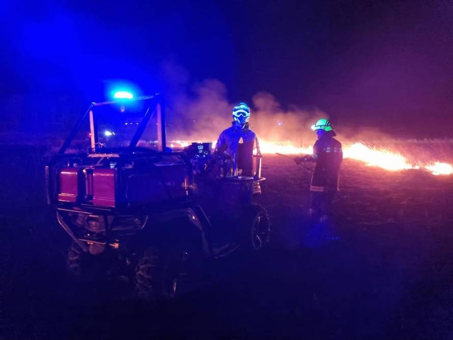 VIDEO Požar kod Svete Helene gasili i posebnim quadom:  'Gasi tamo gdje drugi ne mogu'