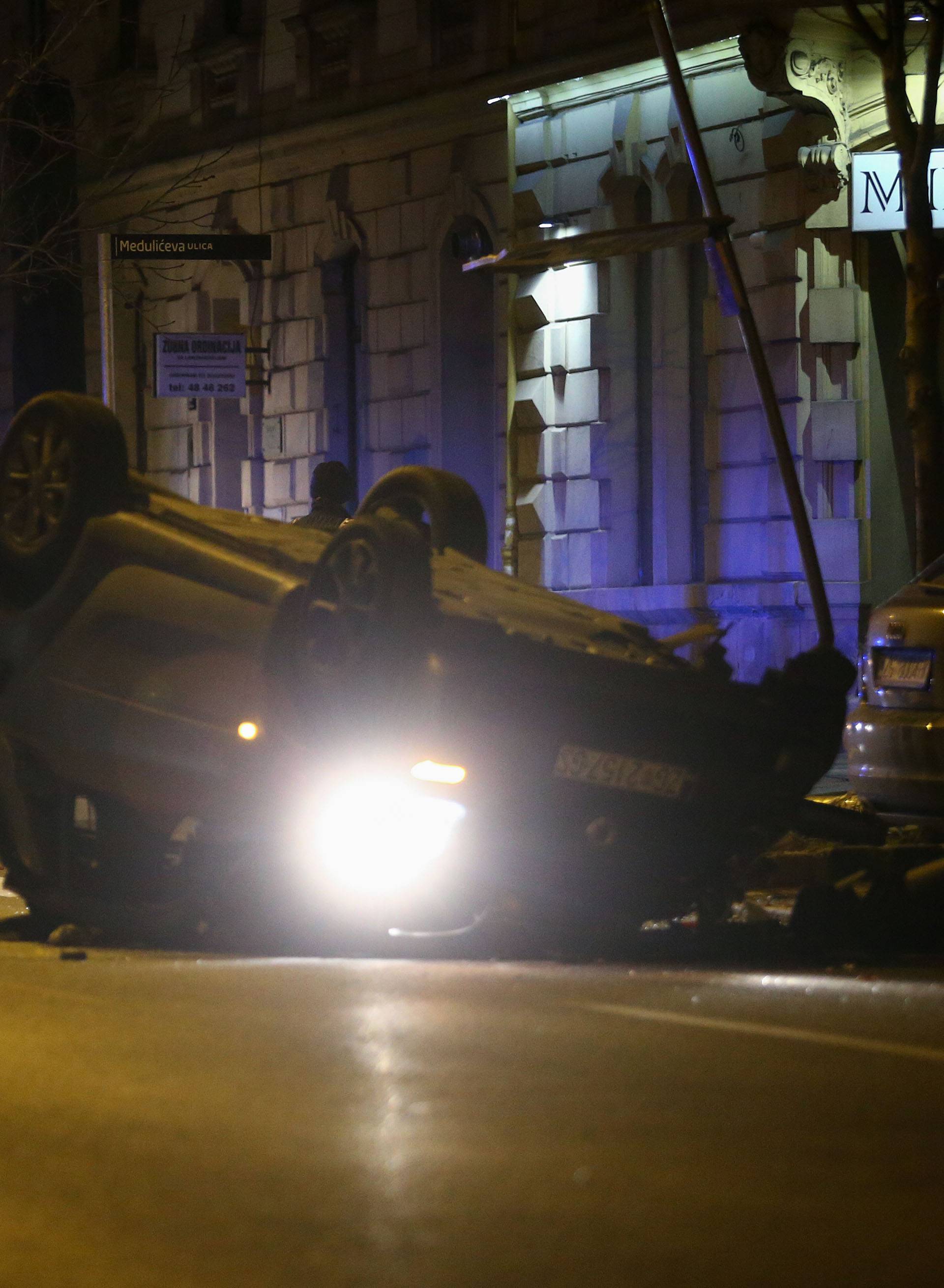 Užas u Zagrebu: Netko je ležao na cesti, semafor skroz uništen