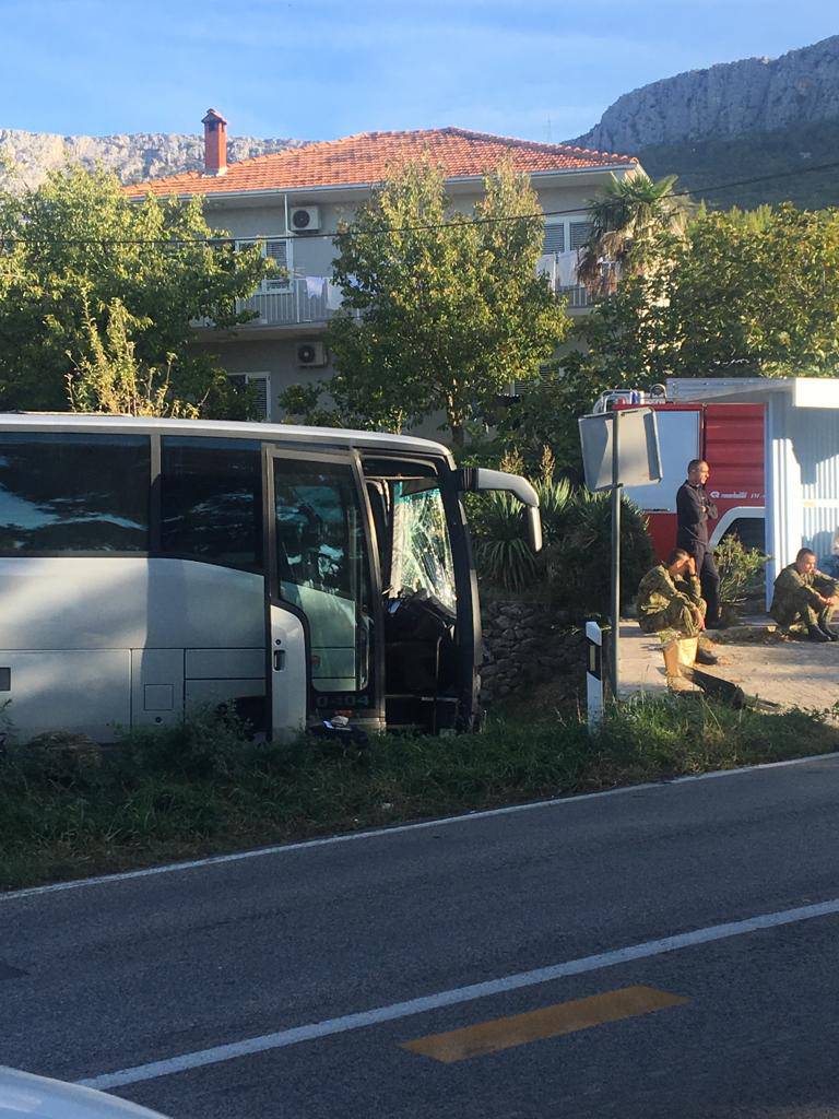 Sudarila se dva busa i auto, 14 ozlijeđenih, žena je preminula...