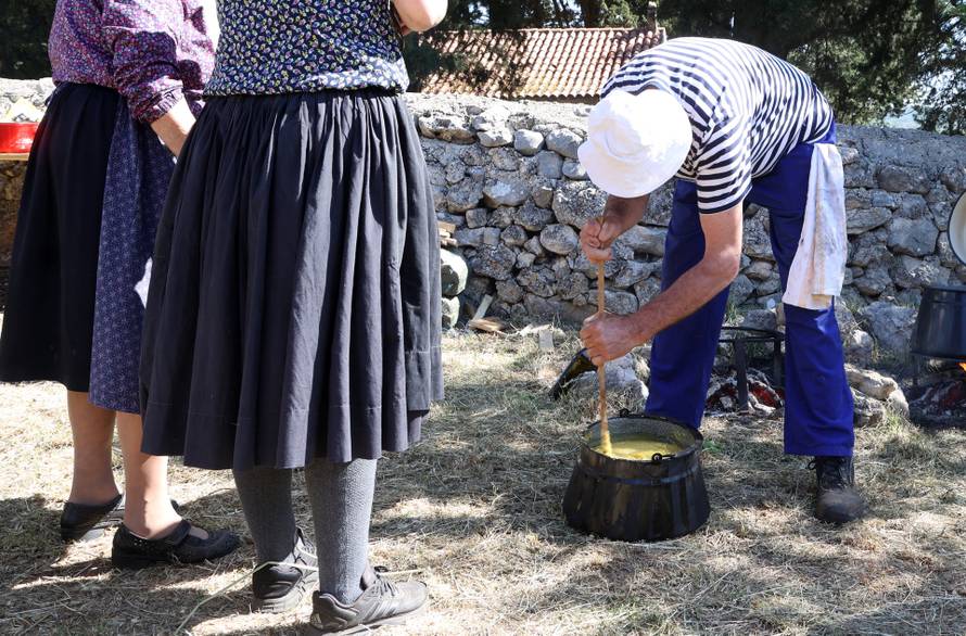 Vodice:Tradicionalni prvosvibanjski piknik u Rakitnici,spremanje divljeg zelja i pulente.