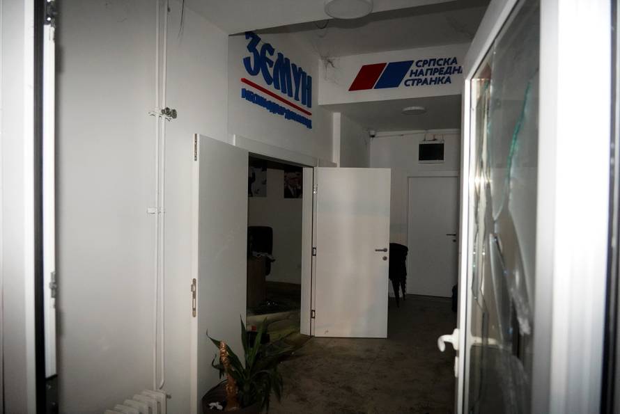 Beograd: Uništen prostor mjesnog odbora Donji grad Zemun Srpske napredne stranke