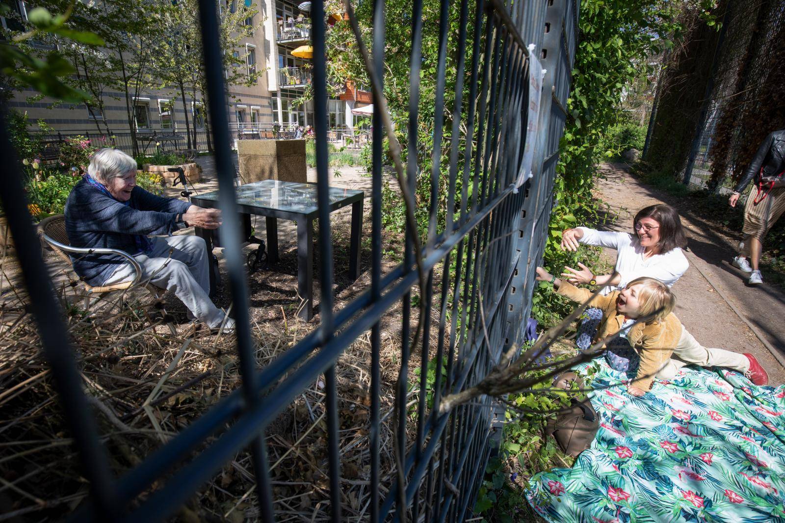 Encounters at the garden fence in a nursing home