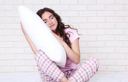 Za kvalitetniji san, jastuk ne bi trebali držati samo pod glavom
