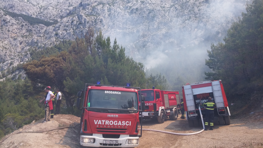 Kanader pomaže u gašenju, u Makarsku stiže i 150 vojnika