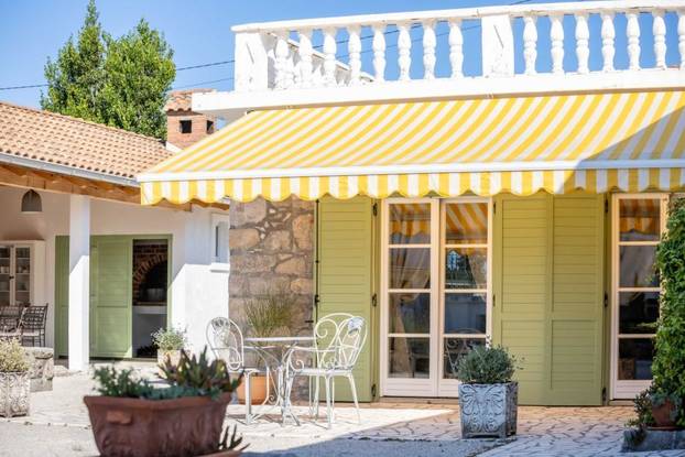 FOTO Ovaj predivan kameni dvorac s bazenom se prodaje za manje od 2 milijuna eura!