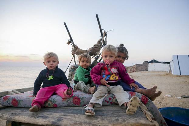 Raseljeni Palestinci u Deir al-Balahu